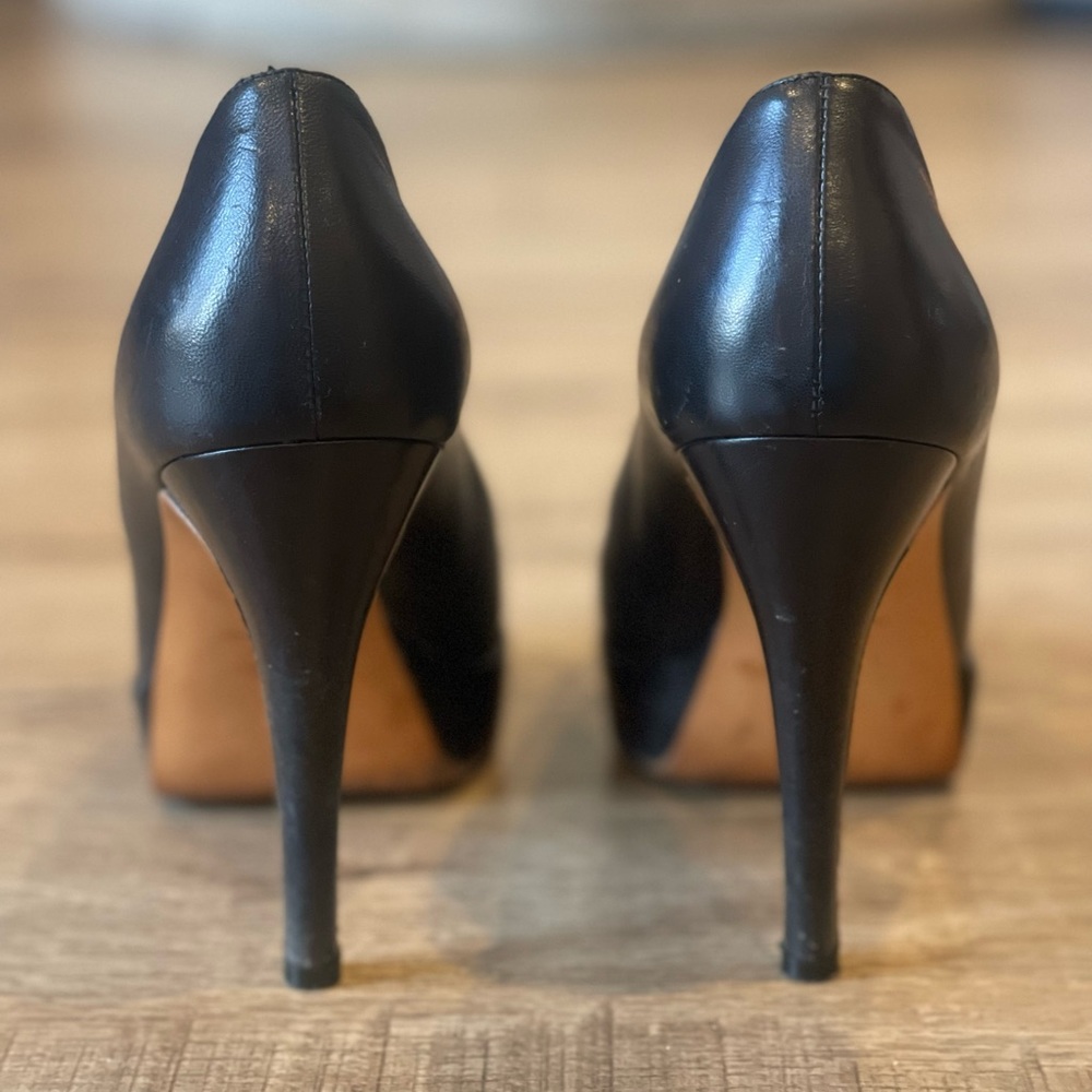 BARNEYS NEW YORK CO OP - Black Leather Pumps